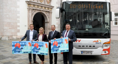 V. .l.: LR Stefan Kaineder (Grüne), Infrastrukturministerin Leonore Gewessler (Grüne), LH Thomas Stelzer (ÖVP) und LR Günther Steinkellner (FPÖ) präsentierten gestern in Linz in einer Pressekonferenz die „nächsten Schritte zum Klimaticket“.