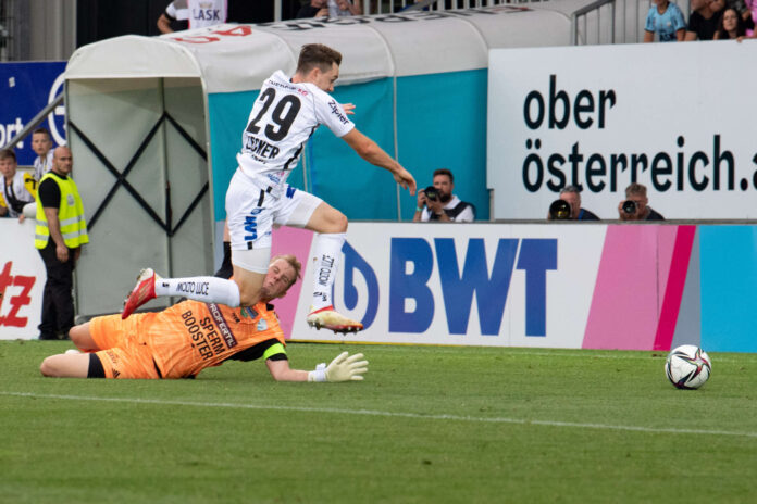 Der eingewechselte Florian Flecker umkurvte Torhüter Swete, scorte aus spitzem Winkel und rette dem LASK damit wenigstens ein 1:1 gegen Hartberg.