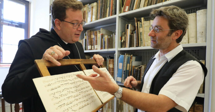 Peter Deinhammer (r.) und Abt Maximilian Neulinger vom Stift Lambach freuen sich auf die Heimkehr der musikalischen Schätze.