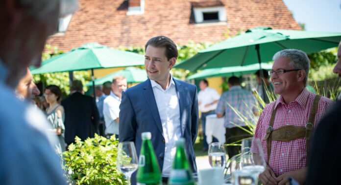 „Endlich ist es wieder möglich, Freunde und Familie zu treffen“, sagte Kanzler Kurz zum Start seiner Sommertour Anfang Juli. Er wolle mit den Menschen zusammenkommen, „ihnen zuhören und aus dem gemeinsamen Miteinander neue Kraft tanken“, so der ÖVP-Chef, der sich am kommenden Samstag der Wiederwahl als ÖVP-Bundesparteiobmann stellt.