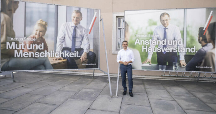 ÖVP-Landesgeschäftsführer LAbg. Wolfgang Hattmannsdorfer präsentierte am Freitag in Linz die neuen Plakate.