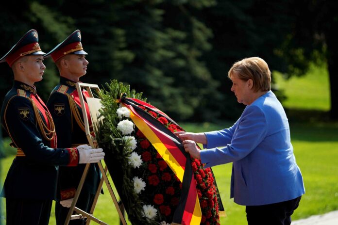 Die deutsche Kanzlerin Angela Merkel legte am Grab des Unbekannten Soldaten in Moskau einen Kranz nieder.