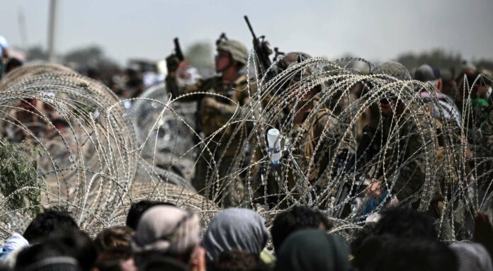 Nicht nur Taliban sind ein Hindernis auf dem Weg zum Kabuler Flughafen, auch US-Soldaten vertreiben Österreicher trotz vorhandenem Passagierschein.