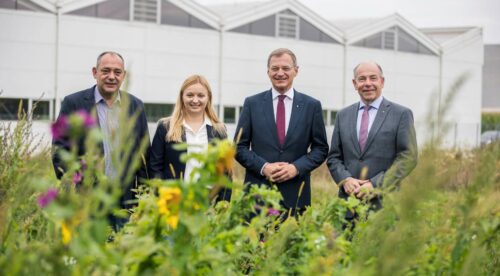 Eigentümer Johann Schwarzenhofer, Geschäftsführerin Katrin Hohensinner, Landeshauptmann Thomas Stelzer und Landesrat Max Hiegelsberger.