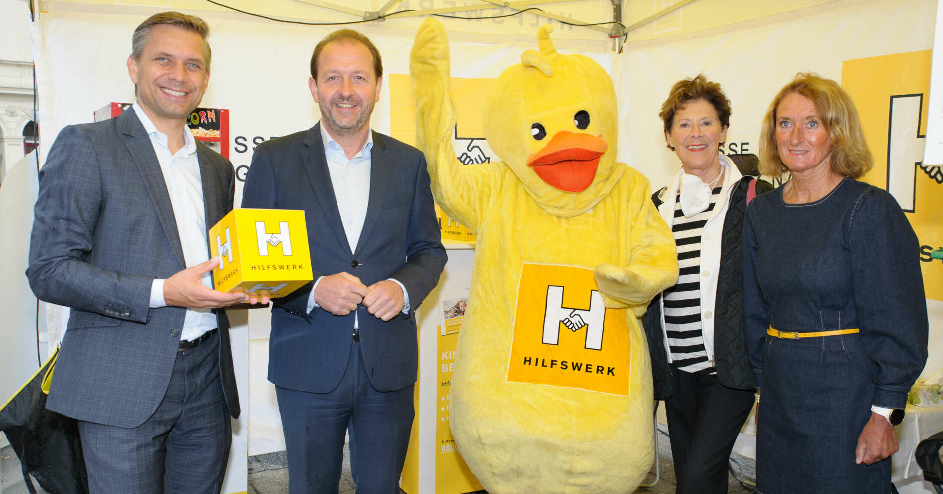 Start der Hilfswerk-Family-Tour am Linzer Taubenmarkt (v. l.): Obmann LAbg. Wolfgang Hattmannsdorfer, Vbgm. Bernhard Baier, Schirmherrin Ingrid Turkovic-Wendl und Hilfswerk-Geschäftsführerin Viktoria Tischler