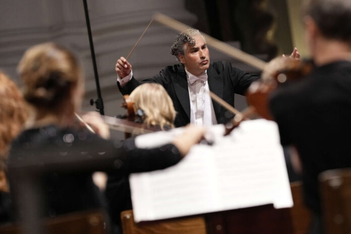 Rémy Ballot führte sein Orchester mit Anton Bruckners IV. Symphonie bei den diesjährigen Brucknertagen in St. Florian zu großem Erfolg.