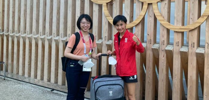 Vor der Abreise übergab Liu Jia (r.) einen Koffer voller Spenden für die Betroffenen der Flut in der chinesischen Provinz Henan.