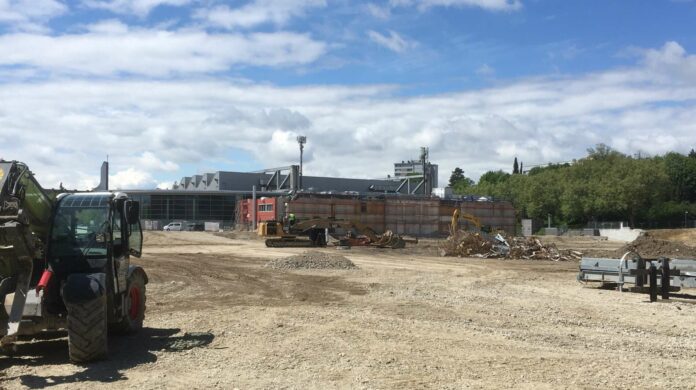 Die Stadionbaustelle des LASK, auf der es im September endlich weitergehen soll, wirbelt viel Staub auf.