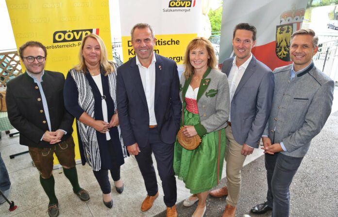 OÖVP-Team fürs Salzkammergut (v. l.): Alexander Scheuba, Christine Gabler, LAbg. Rudolf Raffelsberger, Elfriede Höplinger, Hansjörg Peer mit LGF Wolfgang Hattmannsdorfer.