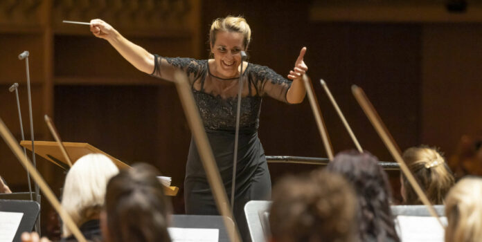 Dirigierte mitreißend das Female Symphonic Ochestra Austria: die gebürtige Neapolitanerin Silvia Spinnato