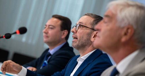 Schulter an Schulter im oö. Wahlkampf: FPÖ-Landeschef Manfred Haimbuchner (l.) und FPÖ-Bundeschef Herbert Kickl nach der gemeinsamen Klubklausur in Linz, bei der auch der Salzburger Uni-Professor Michael Geistlinger (r.) zu Wort kam.