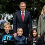 Digitales Klassenzimmer in OÖ (v. l.): Minister Heinz Faßman, LH Thomas Stelzer und LH-Stv. Christine Haberlander mit Schülern der 2B des Linzer Ramsauergymnasiums.