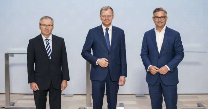 v.l.: LR Wolfgang Klinger, LH Thomas Stelzer und Staatssekretär Magnus Brunner präsentierten am Montag das neue Maßnahmenpaket für den Hochwasserschutz an der Donau.