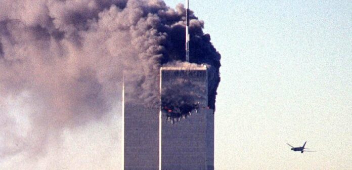 Ein Bild, das am 11. September 2001 um die Welt ging (l.) und damit die Welt veränderte. Der „Tower of Light“ erleuchtet den Himmel über dem Pentagon (oben) und soll an den Terroranschlag vor 20 Jahren erinnern.Im Vordergrund die Erinnerungstafel am Empty Sky, dem offiziellen Denkmal für die Opfer des 11. September in New Jersey, dahinter das World Trade Center.Die Helden des 9/11, die Feuerwehrmänner von New York, die unter Einsatz ihres Lebens noch versucht haben, möglichst viele Menschen aus den eingestürzten Zwillingstürmen zu retten.