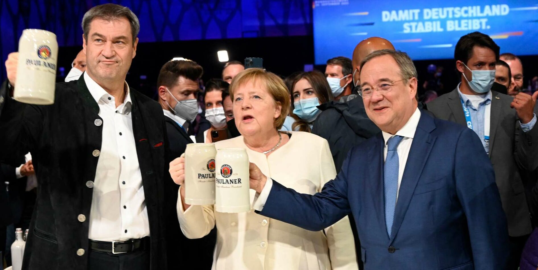 Ministerpräsident Markus Söder (CSU, l.), Kanzlerin Angela Merkel und Union-Kanzlerkandidat Armin Laschet (CDU) stoßen in München am Ende eines intensiven Wahlkampfes auf eine erfolgreiche Bundestagswahl an. Die Prognosen gestalteten sich bislang aber nicht nach Wunsch.