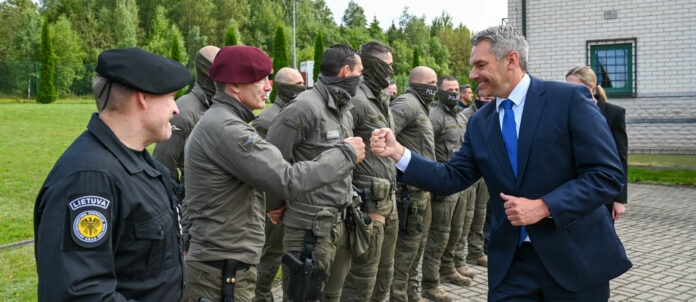 Innenminister Karl Nehammer beim Zusammentreffen mit den Cobra-Einsatzkräften bei einem Arbeitsbesuch an der Außengrenze in Litauen