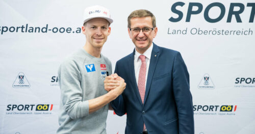 Sport-Landesrat Markus Achleitner (r.) wünschte Michael Hayböck für das Heimspringen am Samstag viel Erfolg.