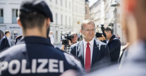 Die künftigen Spezialeinheiten unterstützen je nach Einsatzlage die Regelkräfte der Polizei mit hoher Interventionsgeschwindigkeit. Darüber vergewisserten sich auch Landeshauptmann Thomas Stelzer (Bild) und Polizeikommandant Andreas Pilsl.