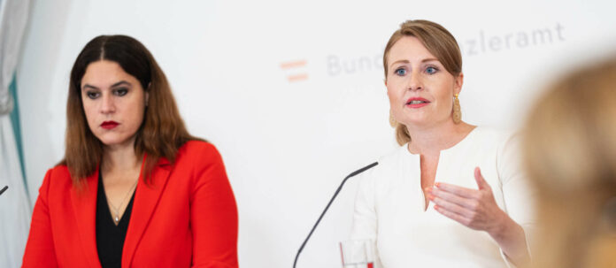 Familienministerin Susanne Raab (ÖVP) und Eco Austria Direktorin Monika-Köppl Turyna (l.) präsentierten die volkswirtschaftlichen Effekte der Erhöhung des Familienbonus.