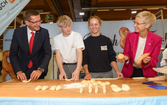 Wirtschafts-Landesrat Markus Achleitner und WK-OÖ-Präsidentin Doris Hummer legten auf der Messe gleich selbst Hand an.