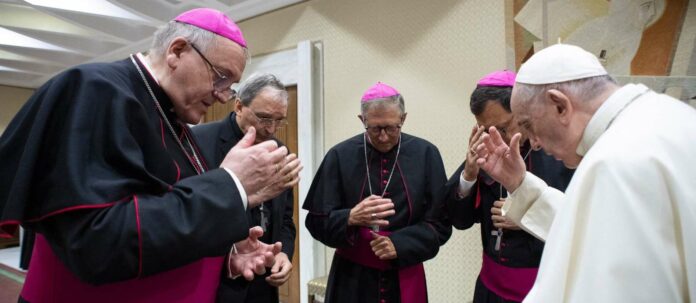 „Moment der Schande“: Papst Franziskus mit französischen Bischöfen in Rom.