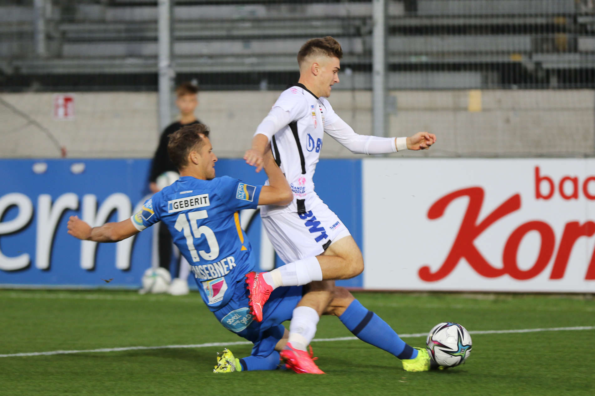 Zu selten kamen die Juniors (Dominik Weixelbraun/r. gegen Christian Ramsebner) gegen St. Pölten durch.