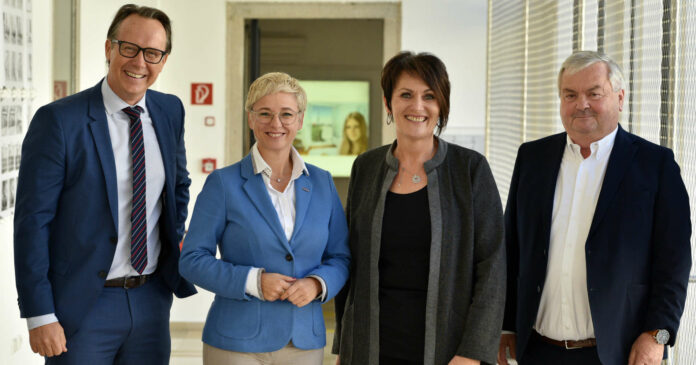 Von links: GF IV OÖ Joachim Haindl-Grutsch, WKOÖ-Präsidentin Doris Hummer, Elfriede Schober (ÖGB) und AK-OÖ-Präsident Johann Kalliauer.