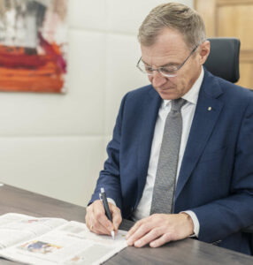 Auch Landeshauptmann Thomas Stelzer füllte Stimmkarten aus — für jeden Teilnehmer eine. ©Land OÖ/Mayrhofer