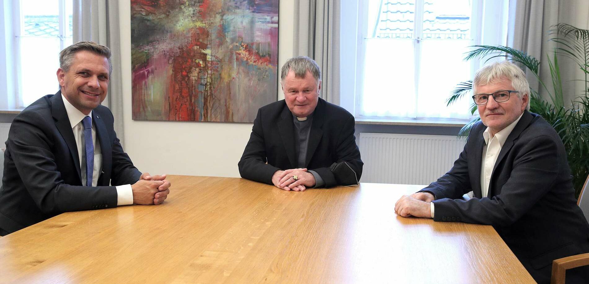v.l.: Landesrat für Soziales, Integration und Jugend führte Wolfgang Hattmannsdorfer, Bischof Manfred Scheuer und Caritas-Direktor Franz Kehrer