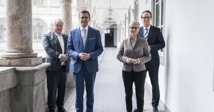 Für Oberösterreich (Bild links) versprechen AK-Präsident Johann Kalliauer (von links), LR Markus Achleitner, WK-Präs. Doris Hummer und IV-Geschäftsführer Joachim Haindl-Grutsch breite Unterstützung.