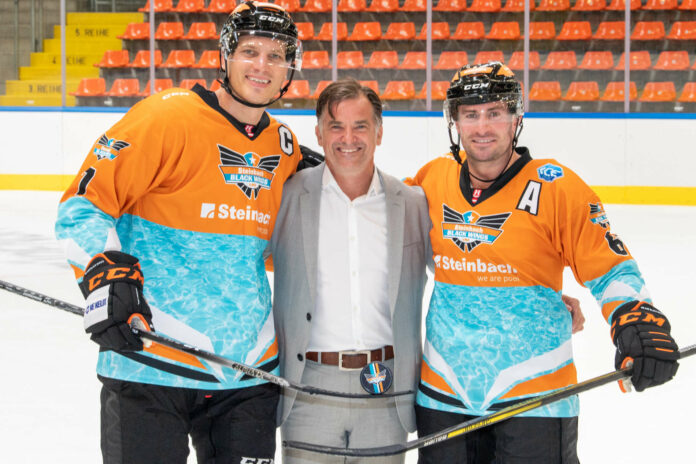 Präsident Peter Nader (M.) mit Black-Wings-Kapitän Brian Lebler (l.) und Neuzugang Rafael Rotter.