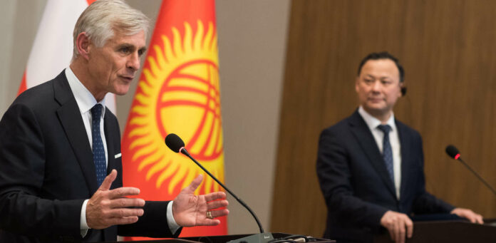 Außenminister Michael Linhart (l.) und sein kirgisischer Amtskollege Ruslan Kasakbajew nach Unterzeichnung eines Kooperationsabkommens beider Länder in Bischkek