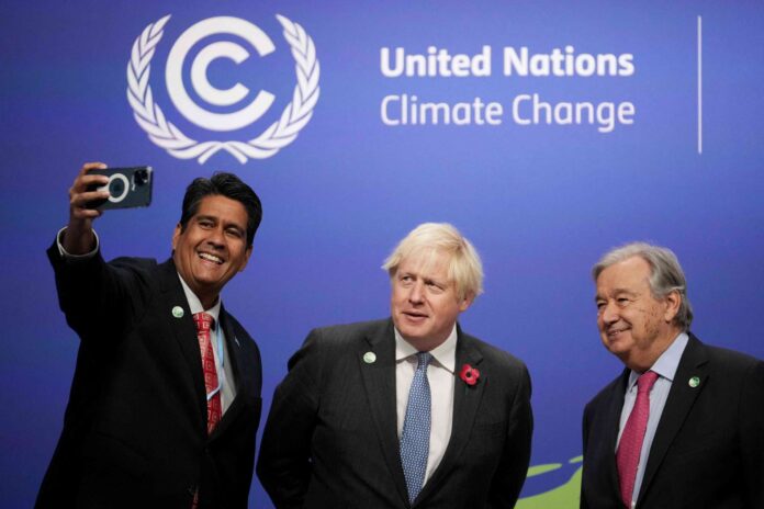 Entspannter Beginn der Klimakonferenz in Glasgow: UN-Generalsekretär Antonio Guterres (r.) und Britains Premierminister Boris Johnson (M.) posieren für ein Selfie mit Palaus Präsident Surangel Whipps.