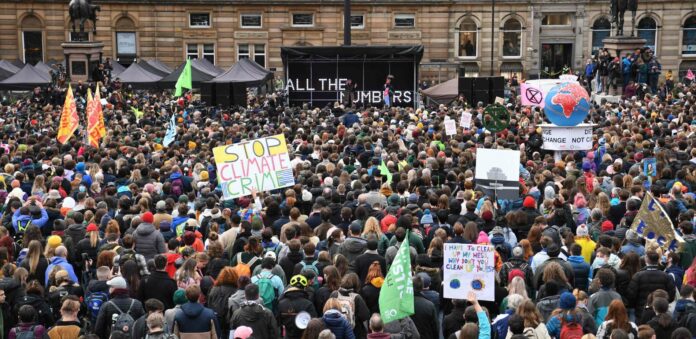Die große Zahl an Demonstranten auf dem George Square in Glasgow war ein Signal an die Teilnehmer der Weltklimakonferenz.