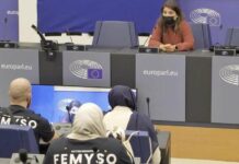 Femyso-Kopftuchträgerinnen Mitte Oktober auf Einladung der Sozialdemokraten im EU-Parlament.Hände weg von meinem Hijab: Femyso macht ihre Kopftuch-Kampagnen gern auch unter den EU-Sternen.Subtile Kopftucherotik auf einem Sujet der mit EU-Geld geförderten Tügva-Stiftung.
