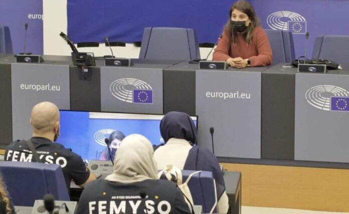 Femyso-Kopftuchträgerinnen Mitte Oktober auf Einladung der Sozialdemokraten im EU-Parlament.Hände weg von meinem Hijab: Femyso macht ihre Kopftuch-Kampagnen gern auch unter den EU-Sternen.Subtile Kopftucherotik auf einem Sujet der mit EU-Geld geförderten Tügva-Stiftung.
