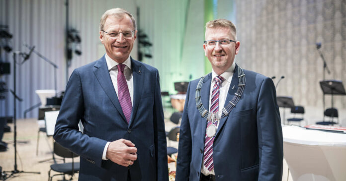 Landeshauptmann Thomas Stelzer und Rektor Martin Rummel