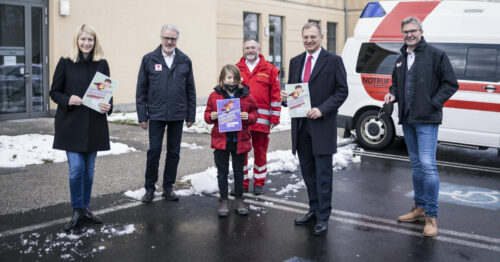 V. l.: Gesundheitsreferentin LH-Stv. Christine Haberlander, OÖRK-Präsident Walter Aichinger, Impfling Leopold, Urban Schneeweiß (Bezirksrettungskommandant Steyr), LH Thomas Stelzer und OÖRK-Landesgeschäftsstellenleiter-Stv. Thomas Märzinger bei der Übergabe der Tapferkeitsurkunden