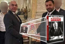 Kein Problem!? Botschafter Ceyhun (l.) lässt sich von einem Saadet-Vertreter mit dem antisemitischen Buch „Davam“ beschenken.