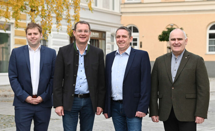 Schulterschluss der Traditionsparteien in Ried/Innkreis (v. l.): Lukas Oberwagner (Grüne), der künftige Bgm. Bernhard Zwielehner (ÖVP), Peter Stummer (SPÖ) und Thomas Dim (FPÖ).