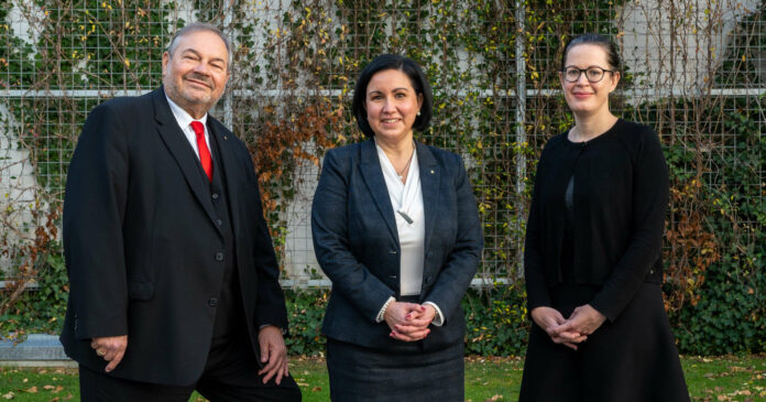 Verkündeten den Deal (v. l.): Gerald Gutmayer, Stefanie Christina Huber und Gerda Holzinger-Burgstaller (Vorstandsvorsitzende Erste Bank Österreich)