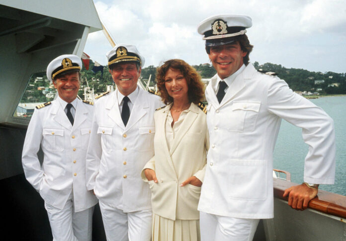 V. l.: Die „Traumschiff“-Crew von 1983 Horst Naumann als Schiffsarzt, Heinz Weiss als Kapitän, Heide Keller als Stewardess und Sascha Hehn als Steward