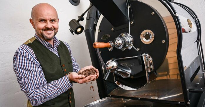 Erich Fussl (55) betreibt in Reichersberg unter dem Markennamen „Habeshawit“ (steht für „Äthiopien repräsentieren“) eine Kaffeerösterei, in der neben hochqualitativem Kaffee aus äthiopischen Hochlandbohnen auch Kaffeelikör hergestellt wird. Die Rösterei kann besichtigt werden.