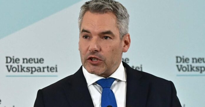 Der zweifache Vater Karl Nehammer (49) ist designierter Kanzler und neuer ÖVP-Bundesparteiobmann.