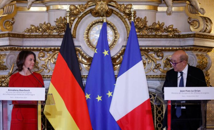 Bei ihrem Antrittsbesuch in Paris sprach sich die neue deutsche Außenministerin Annalena Baerbock mit ihrem Amtskollegen Jean-Yves Le Drian für eine gemeinsame EU-Position zu einem allfälligen diplomatischen Boykott der olympischen Spiele in Peking aus.