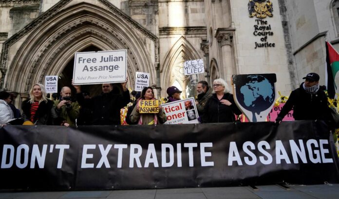 Dutzende Anhänger von Wikileaks-Gründer Assange, die sich vor dem Gerichtsgebäude in London versammelt hatten, zeigten sich enttäuscht und empört.