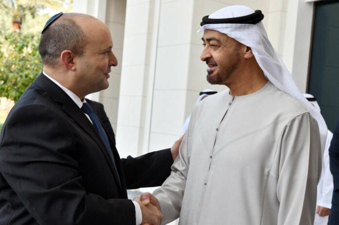 Israels Premier Naftali Bennett (l.) traf in Abu Dhabi Kronprinz Sheikh Mohammed bin Zayed al-Nahyan, um die „bilaterale Kooperation“ zu stärken.
