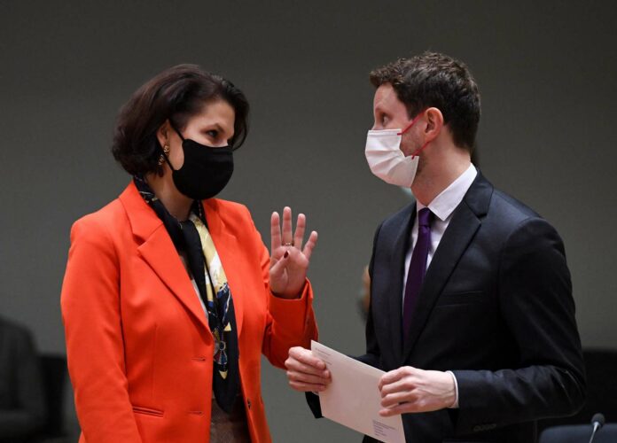 Europaministerin Edtstadler (im Bild mit dem französischen Europa-Staatssekretär Clement Beaune) drückt auch beim Thema Pandemiebekämpfung aufs Tempo.
