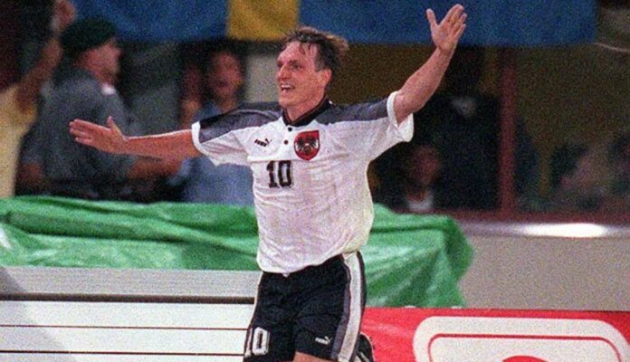 Am Höhepunkt (o.): 1:0-Siegtreffer von Andi Herzog gegen Schweden in WM-Quali 1998.Im Karriere-Herbst (r.): Unglückliche Rapid-Rückkehr.