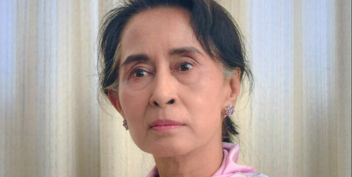 Friedensnobelpreisträgerin Aung San Suu Kyi hatte noch vor kurzem einen ebenbürtigen Platz in der Geschichte neben Gandhi und Mandela. Die Lage in Birma kompliziert, die Militärjunta führt aktuell einen vermuteten Schauprozess gegen die Politikerin.